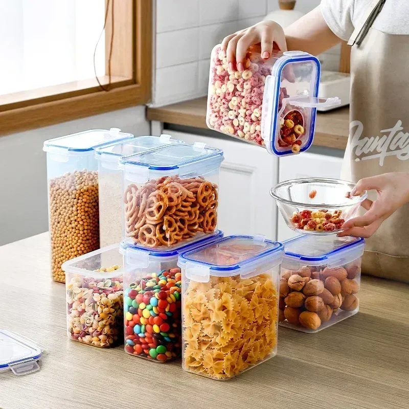 Organisation du garde-manger avec réservoirs transparents
