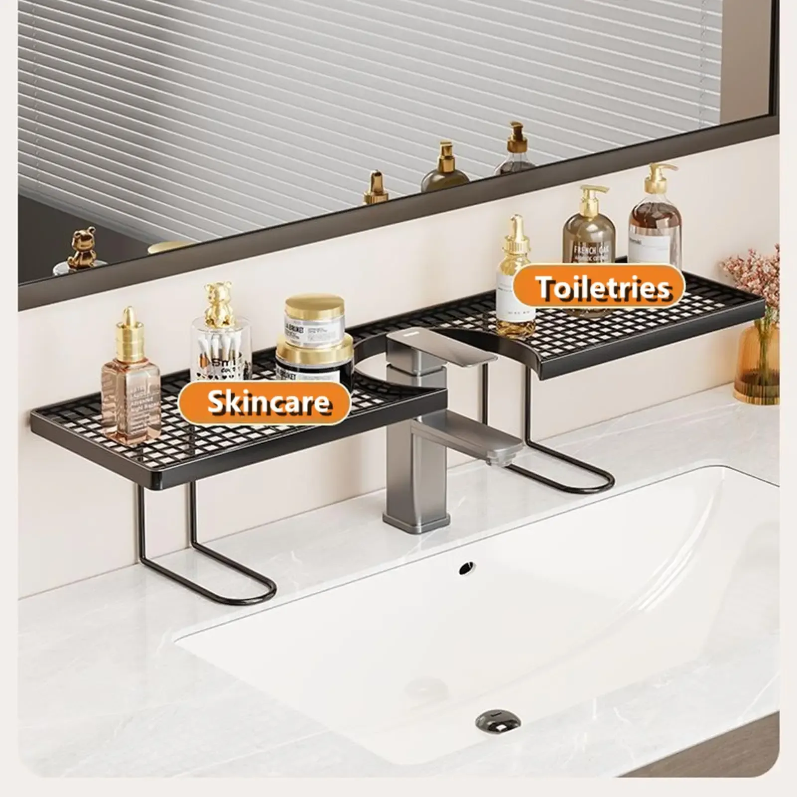 Rangement de savons et lotions sur étagère