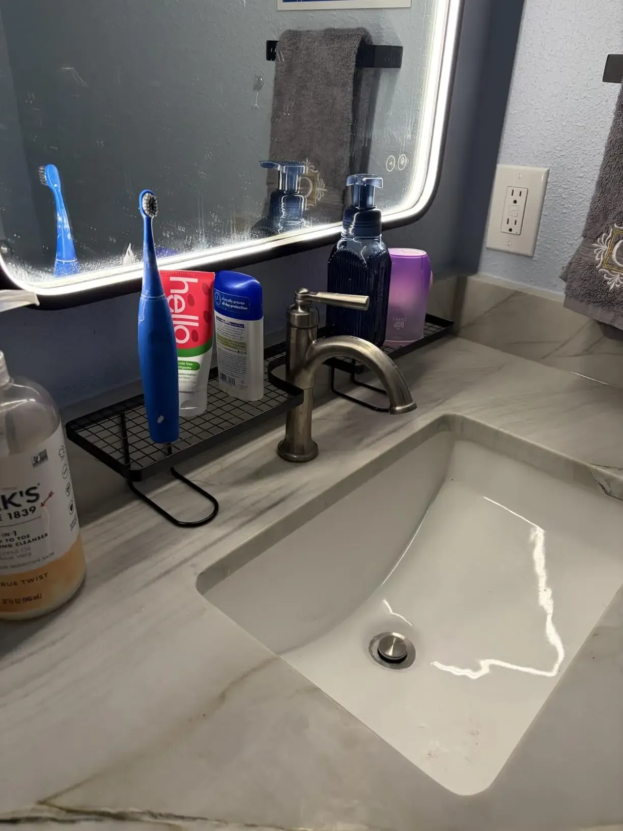 Organisateur de lavabo pour un plan de toilette épuré
