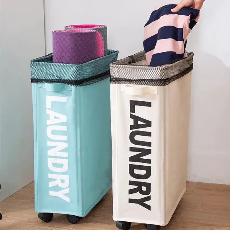 Détail du panier à linge pliable et de ses roulettes
