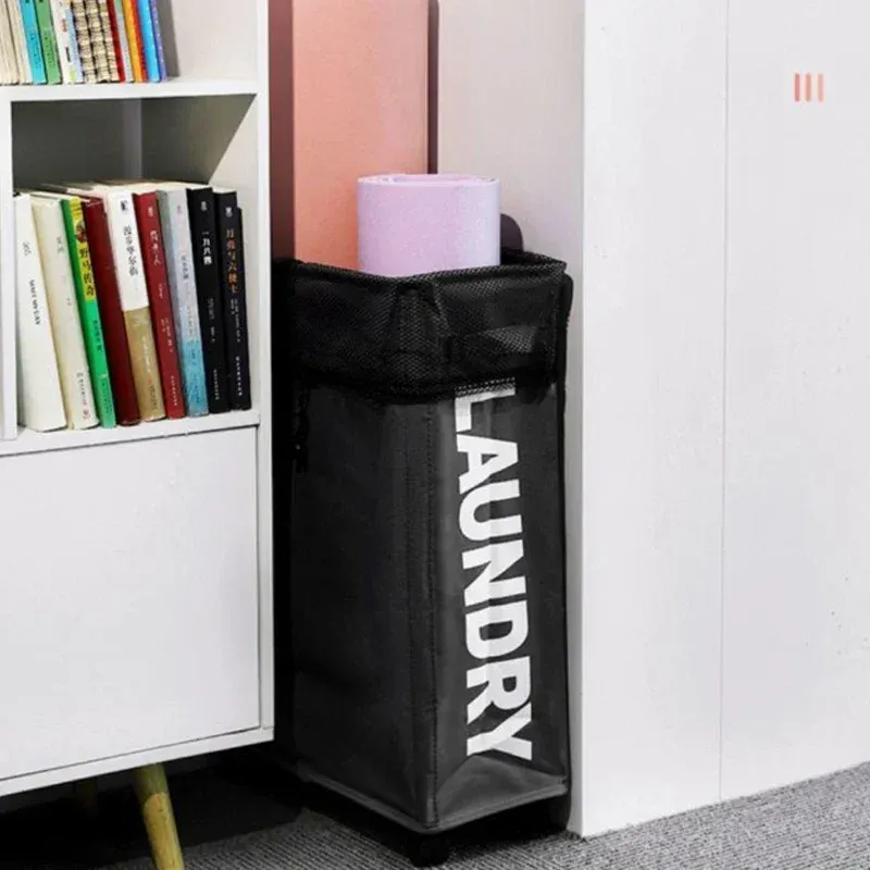 Panier de rangement pour vêtements dans une salle de bains