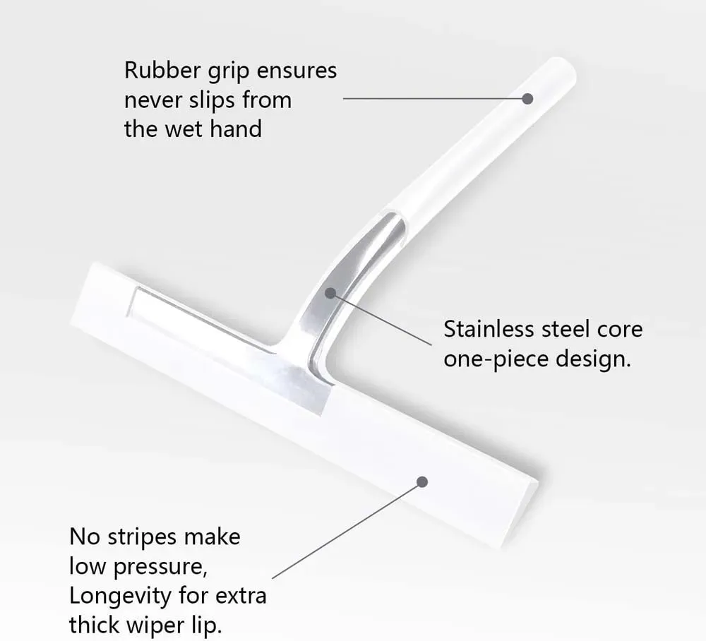 Nettoyage d'un miroir de salle de bain
