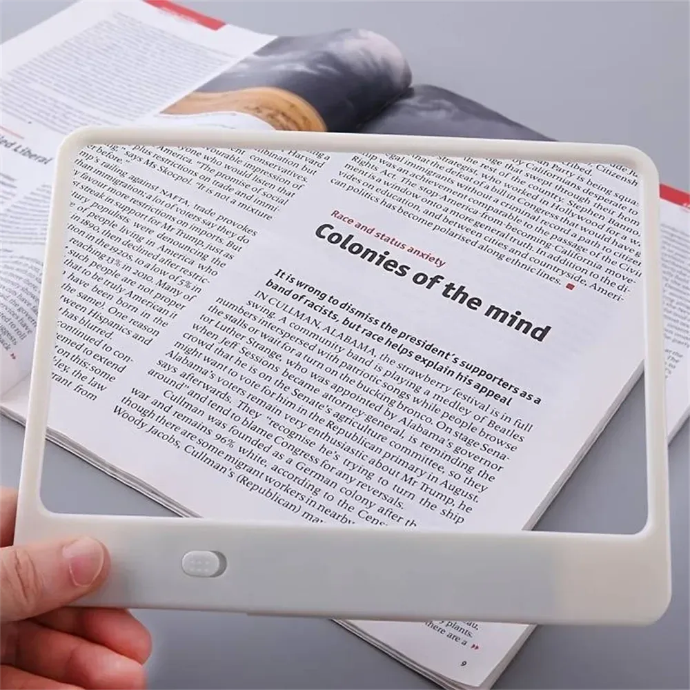 Loupe de lecture dans un usage du quotidien