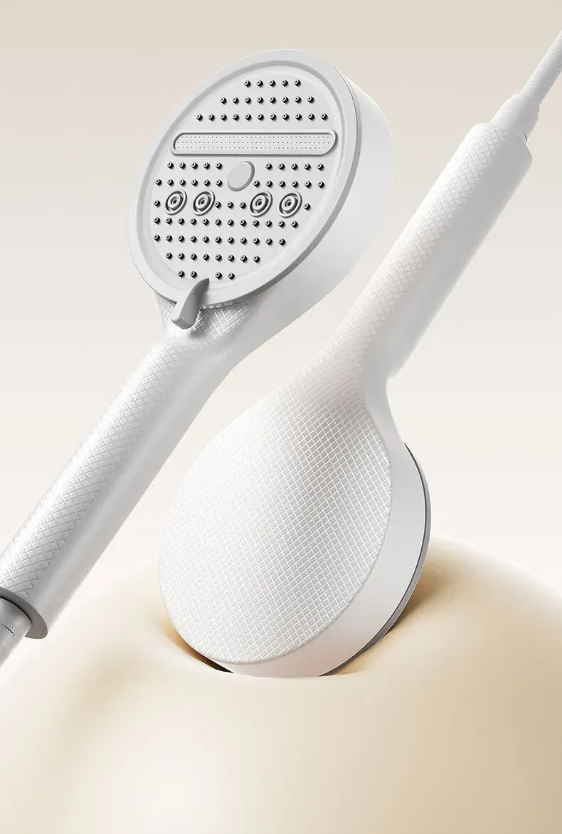 Pommeau de douche dans une salle de bains moderne