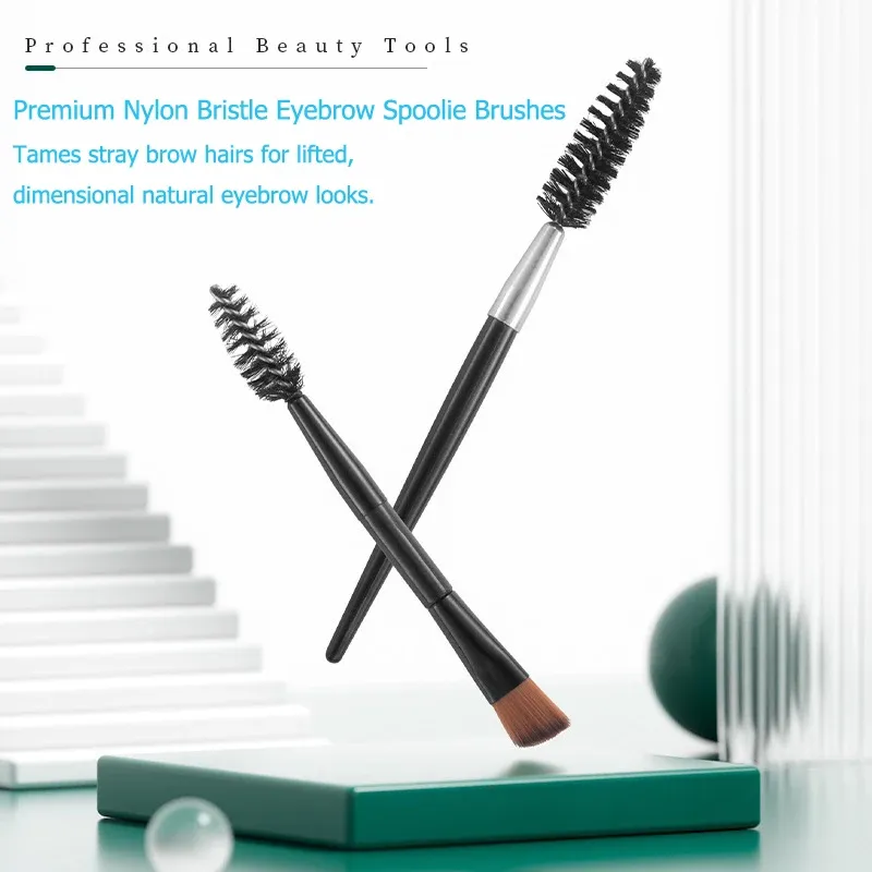 Étui en cuir avec outils de beauté