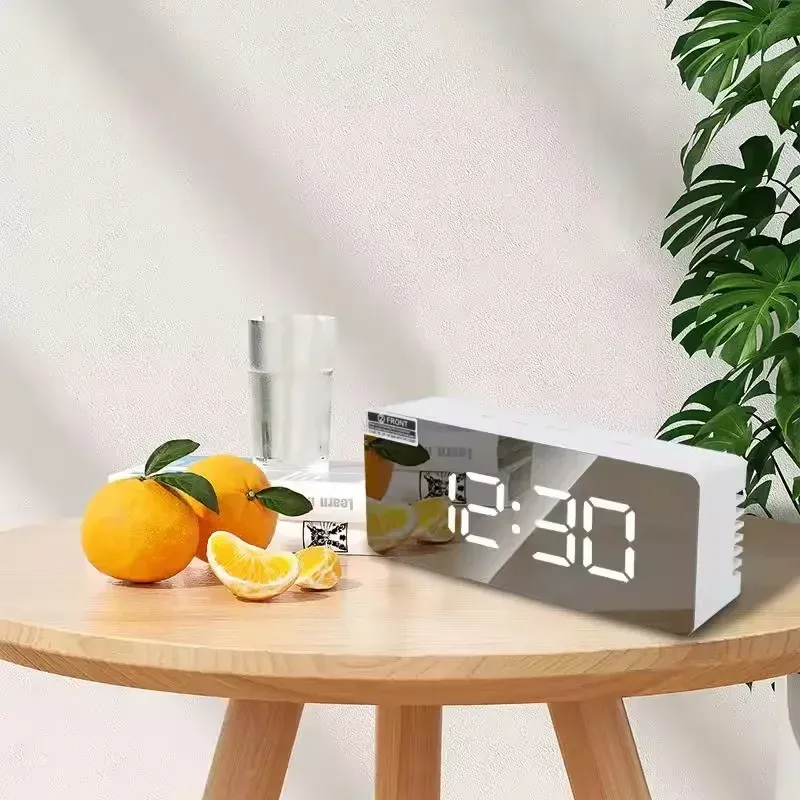 Réveil numérique LED miroir dans une chambre à coucher