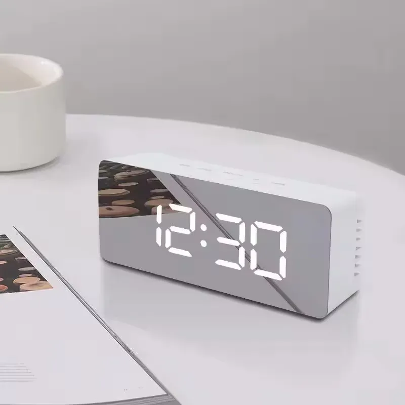 Réveil numérique LED miroir sur une coiffeuse