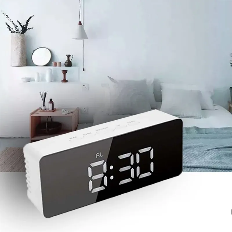 Réveil numérique LED miroir, détail de l'affichage