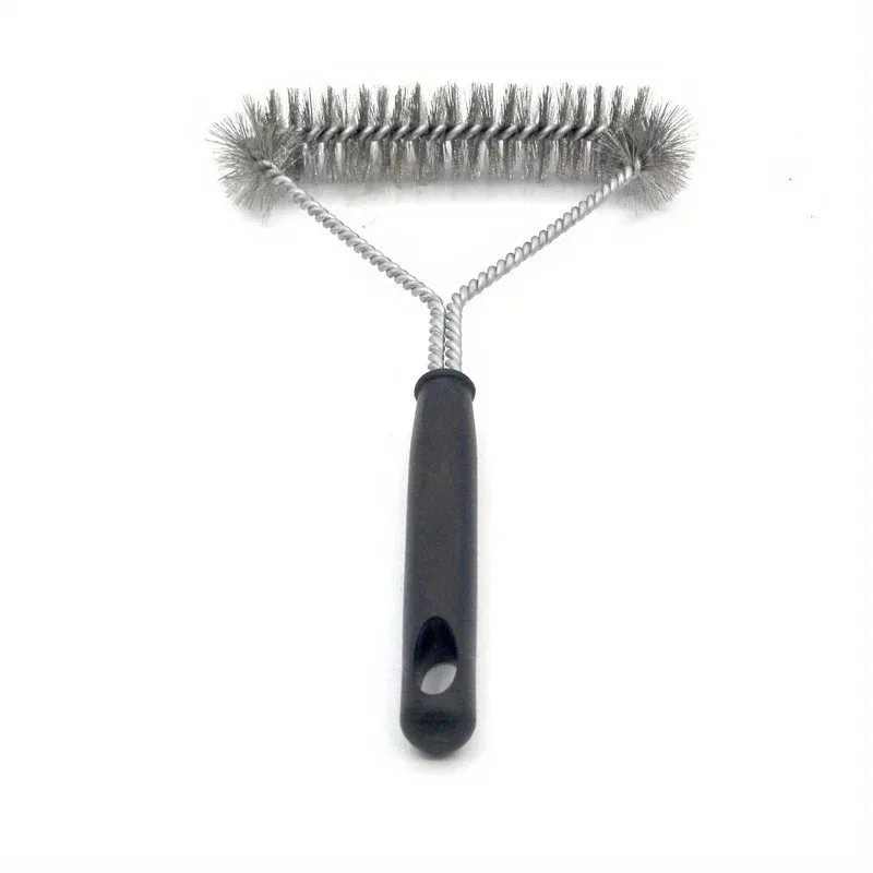 Brosse de nettoyage pour barbecue utilisée sur une grille
