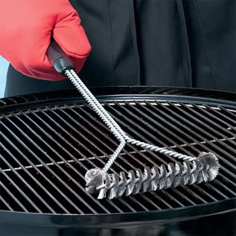 Brosse de nettoyage pour gril à long manche en situation