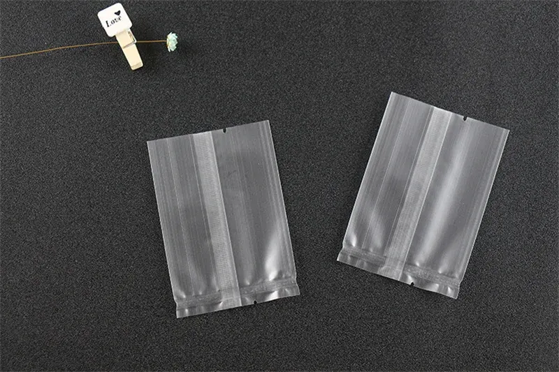 Sachets givrés remplis de biscuits et de friandises
