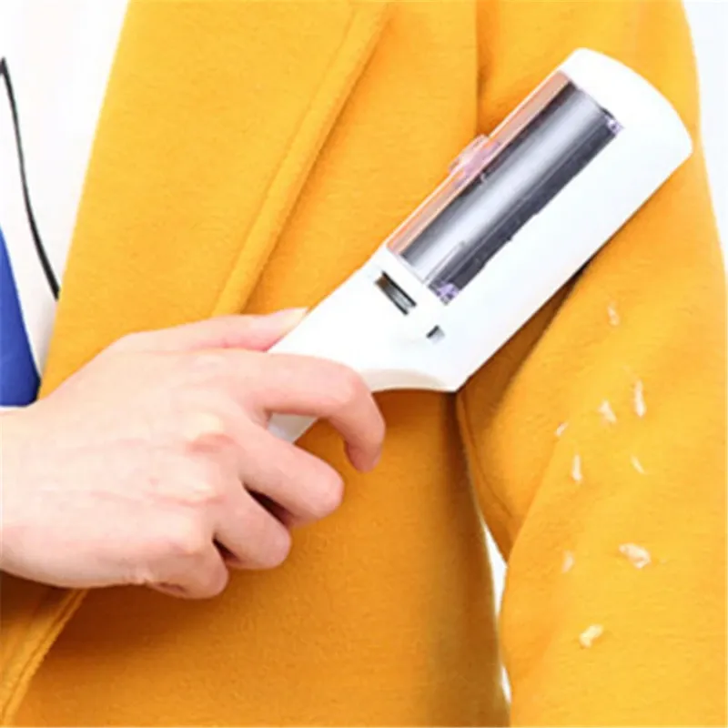 Brosse électrostatique en utilisation sur un tissu