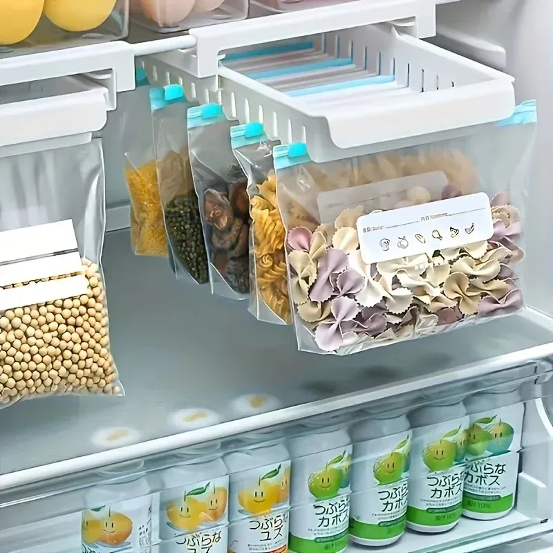 Sachets de conservation rangés dans un réfrigérateur organisé