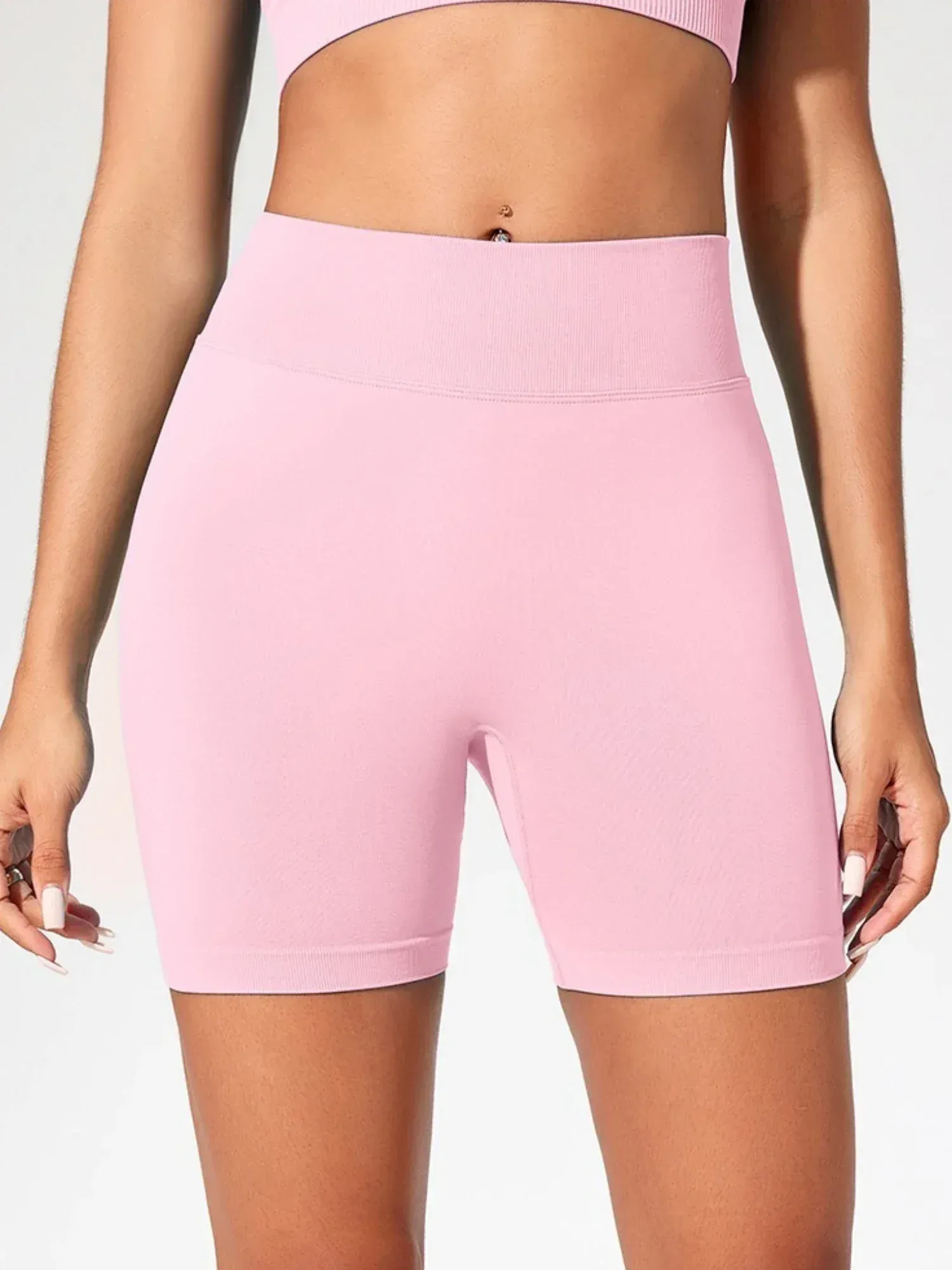 Short de yoga taille haute porté en situation sportive