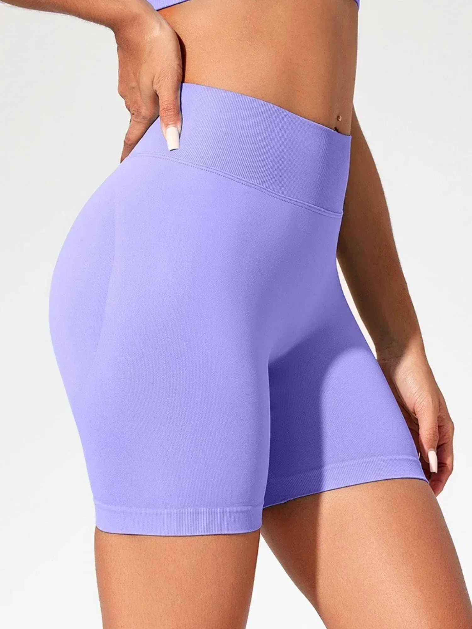 Short de yoga taille haute, ambiance lifestyle