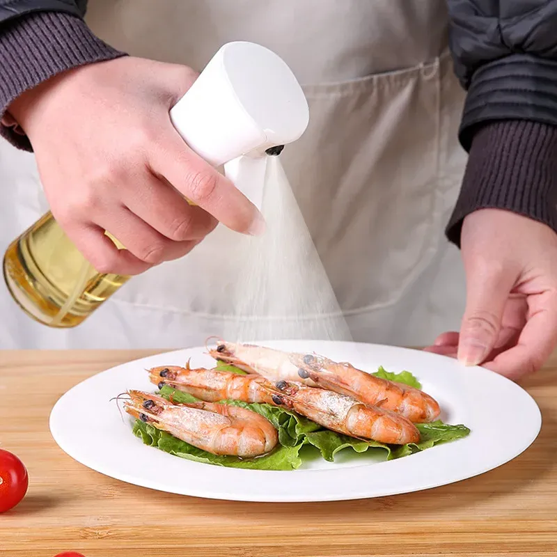 Pulvérisation d'huile sur des aliments