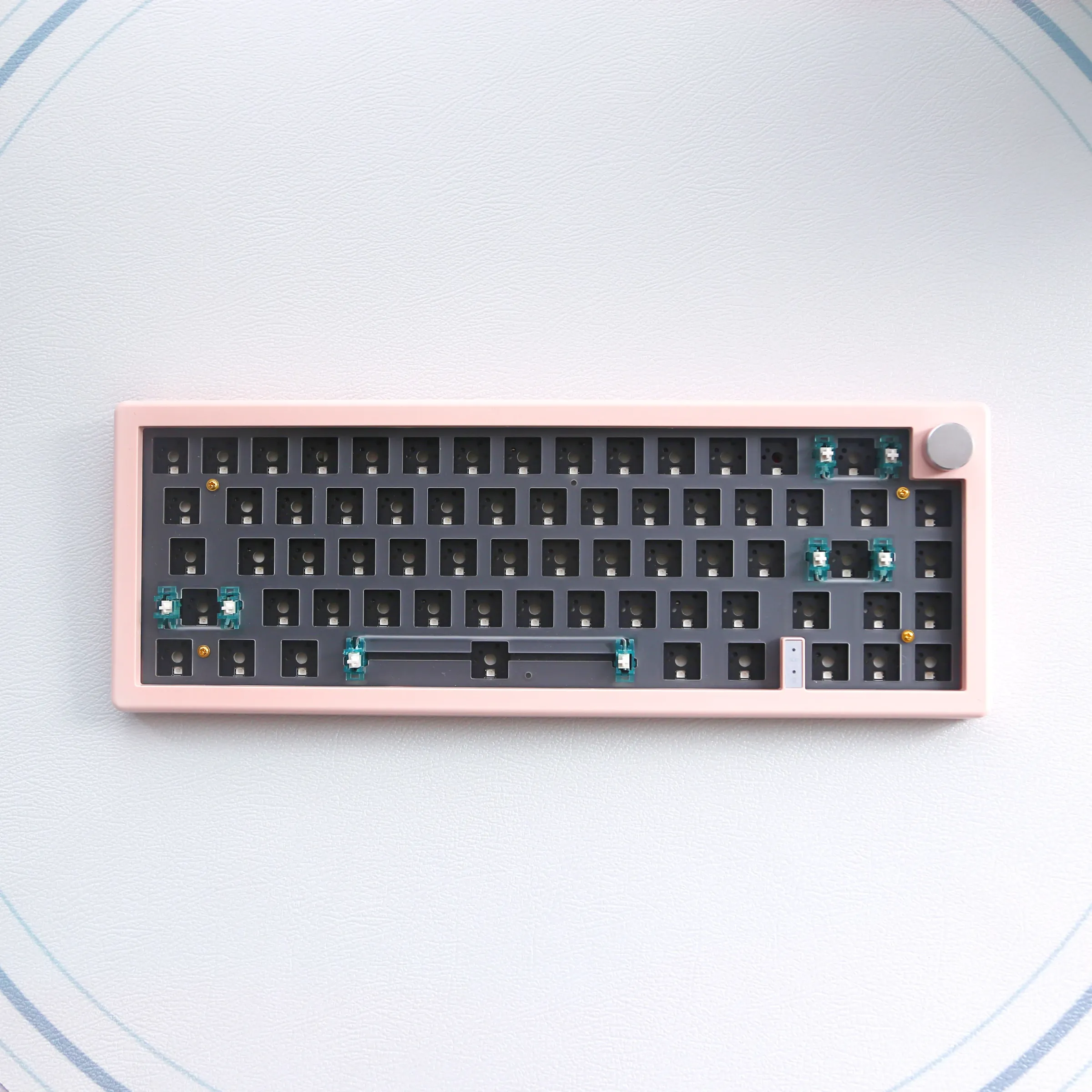 Clavier mécanique personnalisable GMK67 65 %, sans fil Bluetooth 2.4 GHz, à joints en mousse, switches échangeables à chaud, rétroéclairage RVB 7