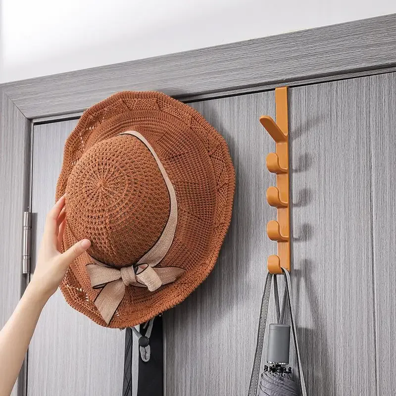 Porte-manteau suspendu avec des vêtements et des sacs
