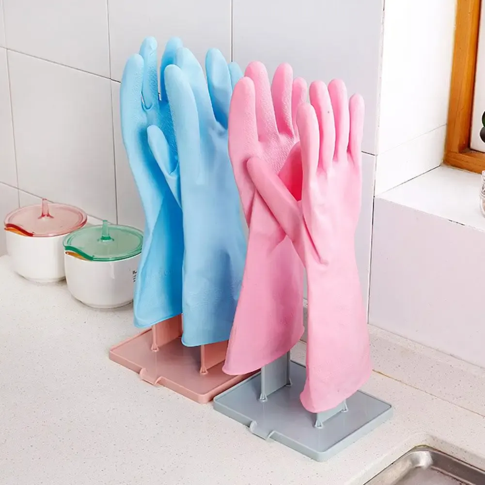 Gants de cuisine séchant sur le support