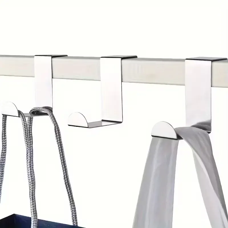 Crochets en Z en acier inoxydable installés sur une porte