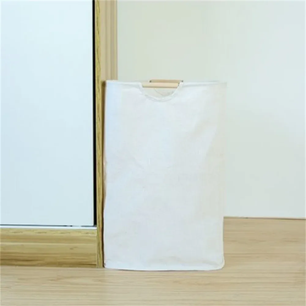 Panier à linge pliable en coton et lin dans un intérieur épuré