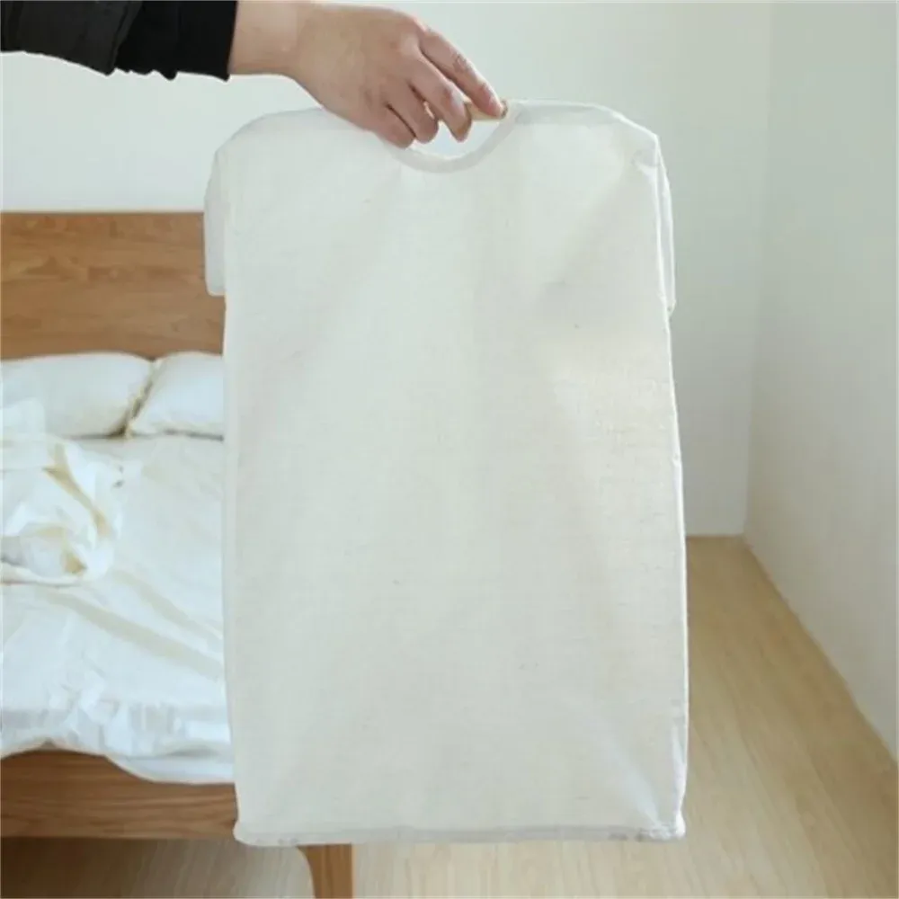 Panier à linge dans un espace de rangement