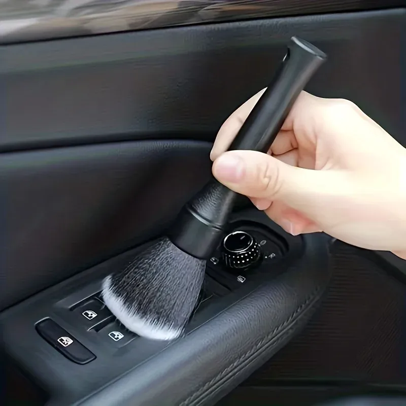 Brosse à poils doux en usage sur un deux-roues
