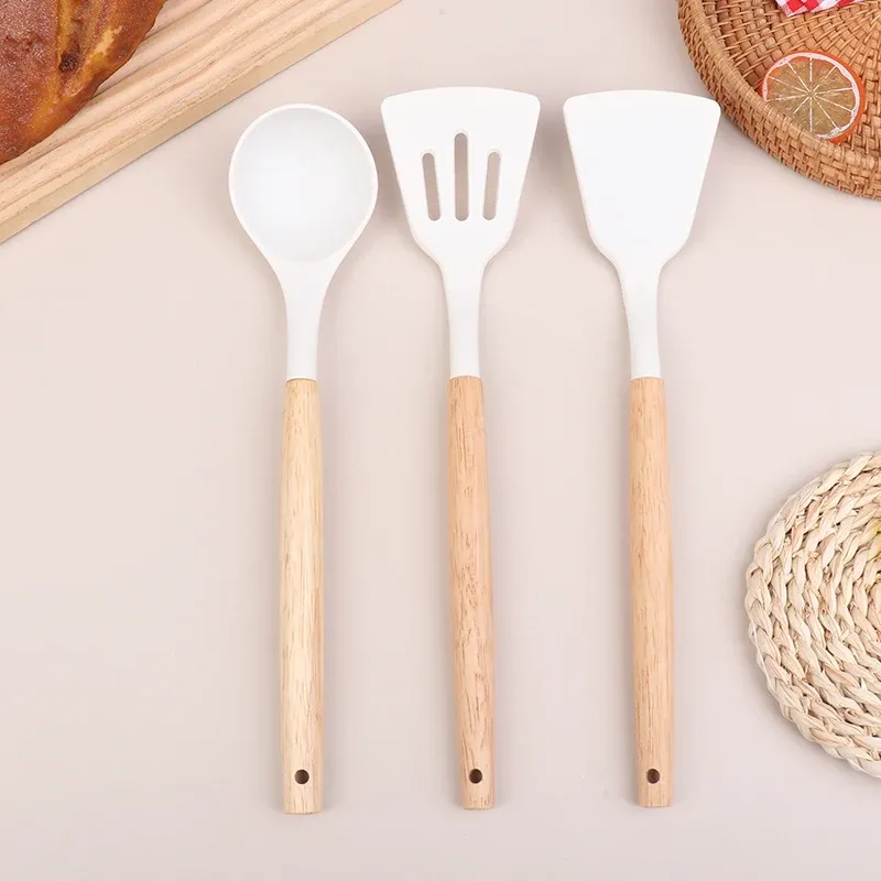 Détail des ustensiles en silicone et bois