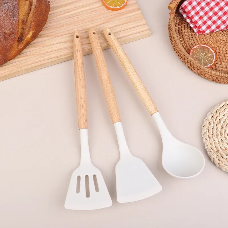Ensemble d'ustensiles de cuisine en silicone avec manches en bois