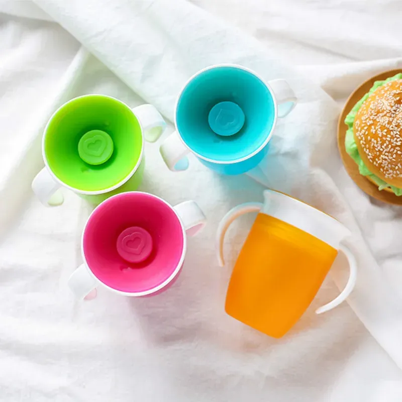 Tasse d'apprentissage pour bébé à 360 degrés avec double anses, couvercle rabattable et bouteille étanche 2
