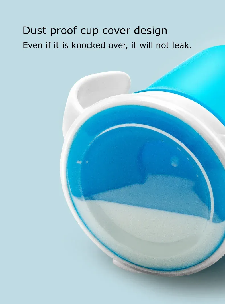 Tasse d'apprentissage bébé dans son ensemble