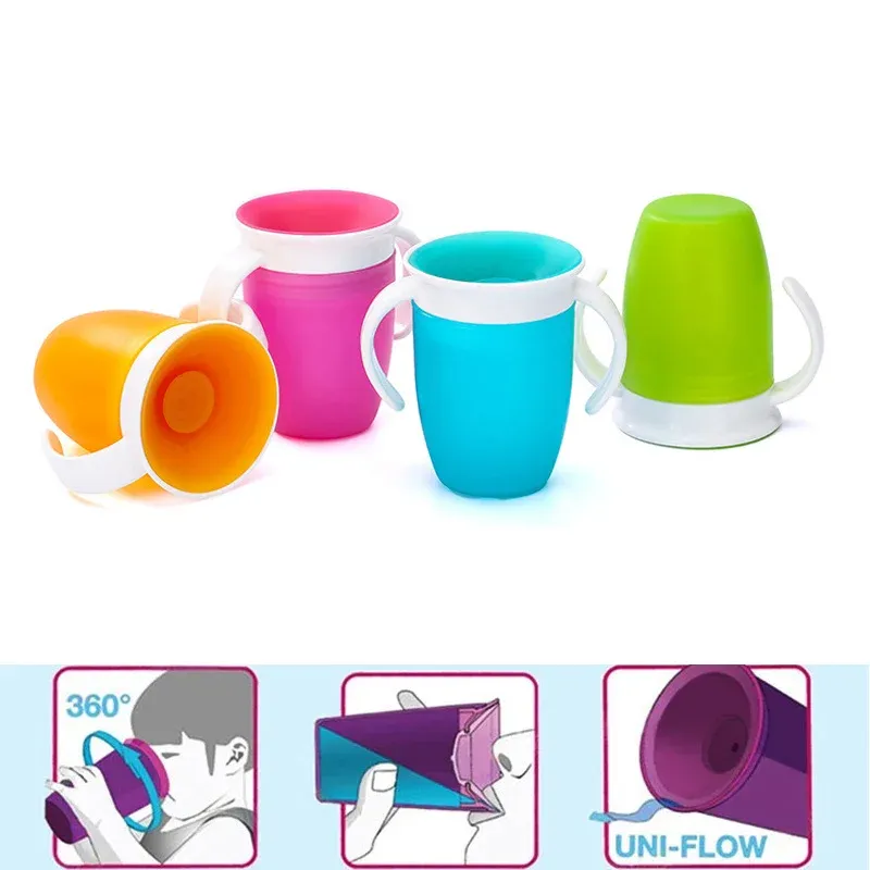 Enfant utilisant la tasse d'apprentissage