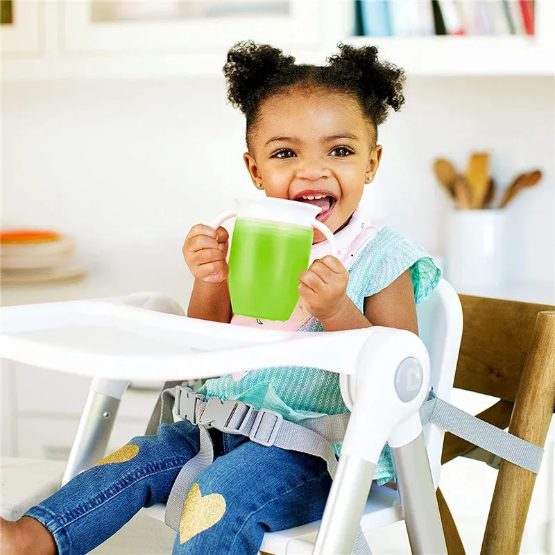 Tasse bébé présentée dans un environnement lumineux