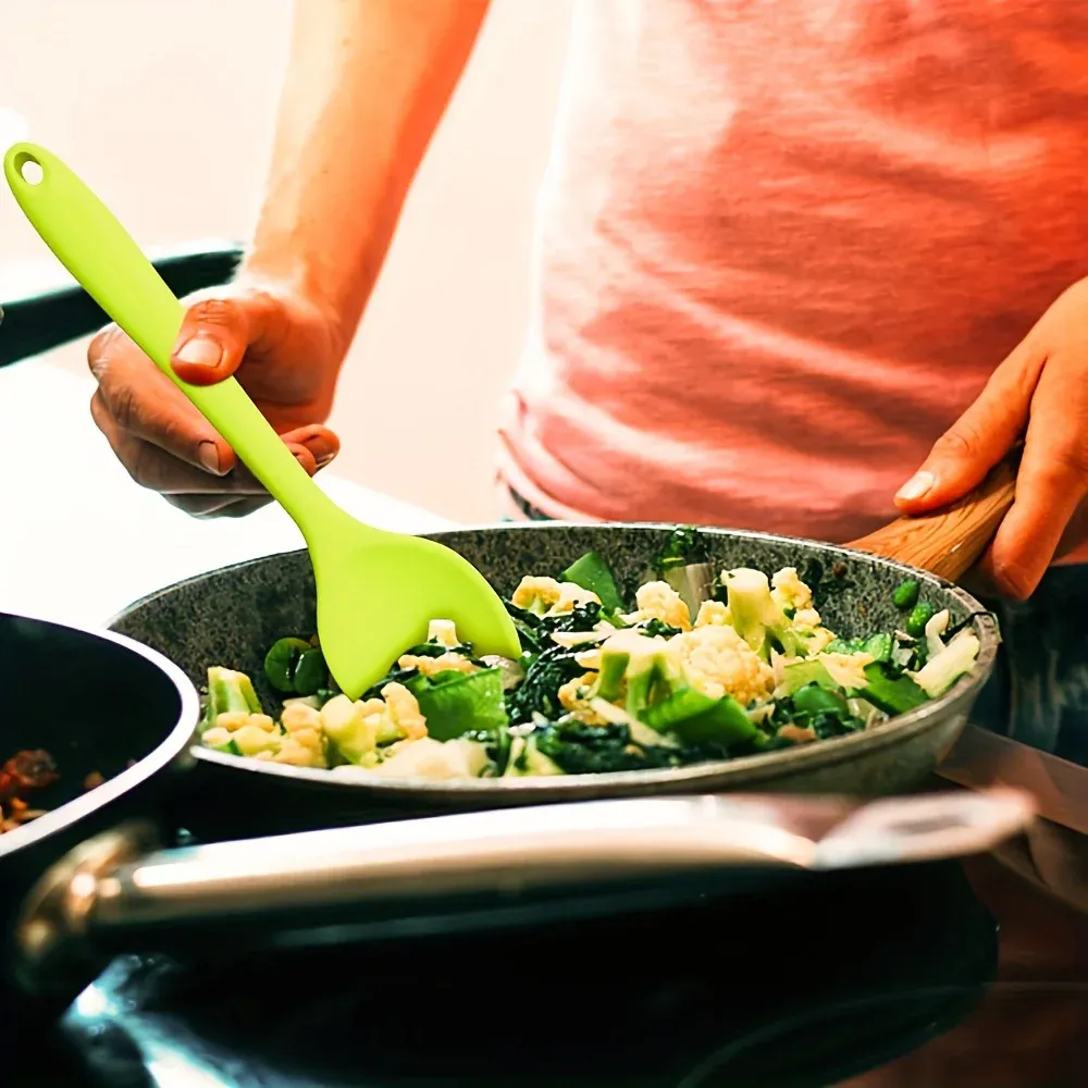 Ustensiles de cuisine en silicone en situation