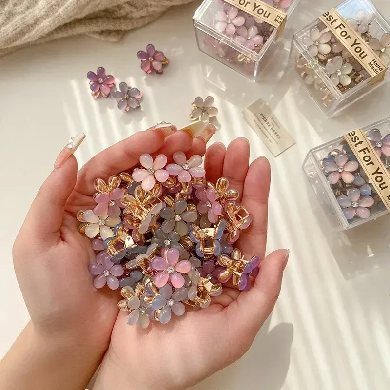 Mini pince fleur opalescente portée dans une coiffure
