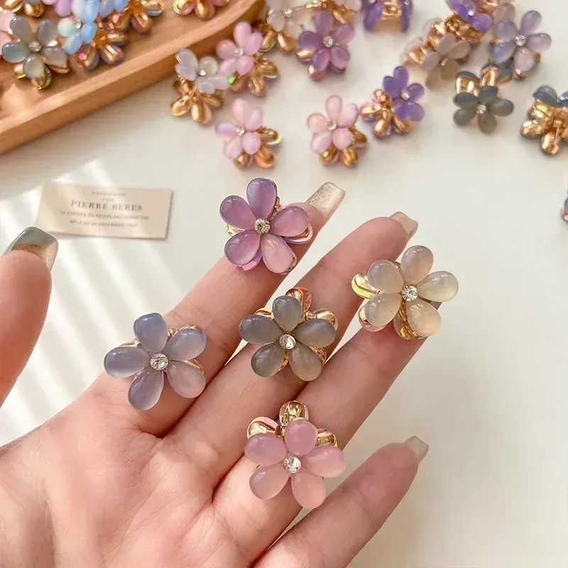 Mini pince fleur opalescente, mise en situation