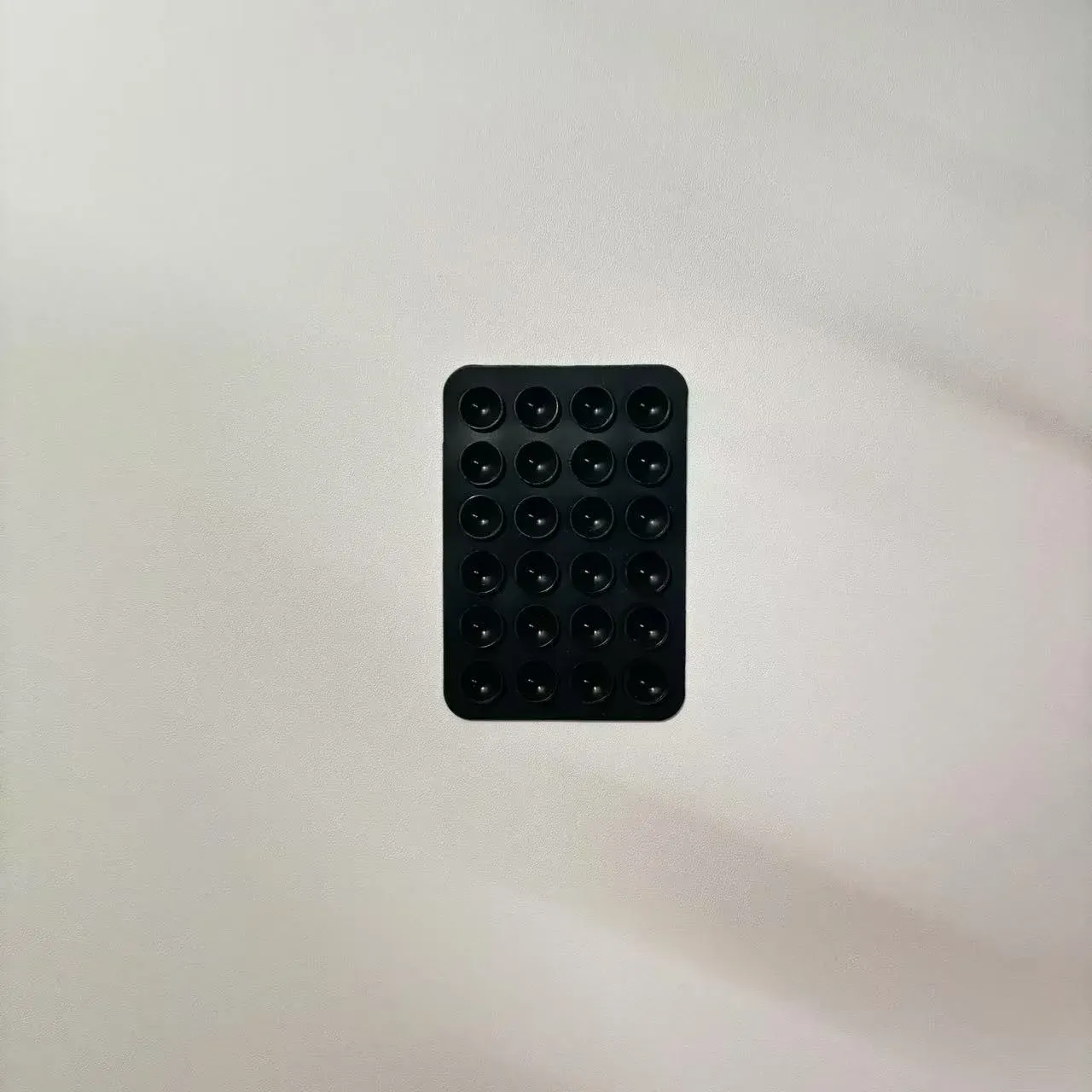 Lot de 24 ventouses en silicone, autocollants minimalistes noirs, coque de téléphone antidérapante et support de téléphone portable 7