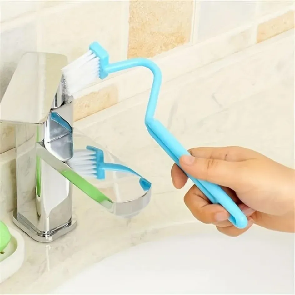 Brosse de toilette incurvée à long manche, en situation
