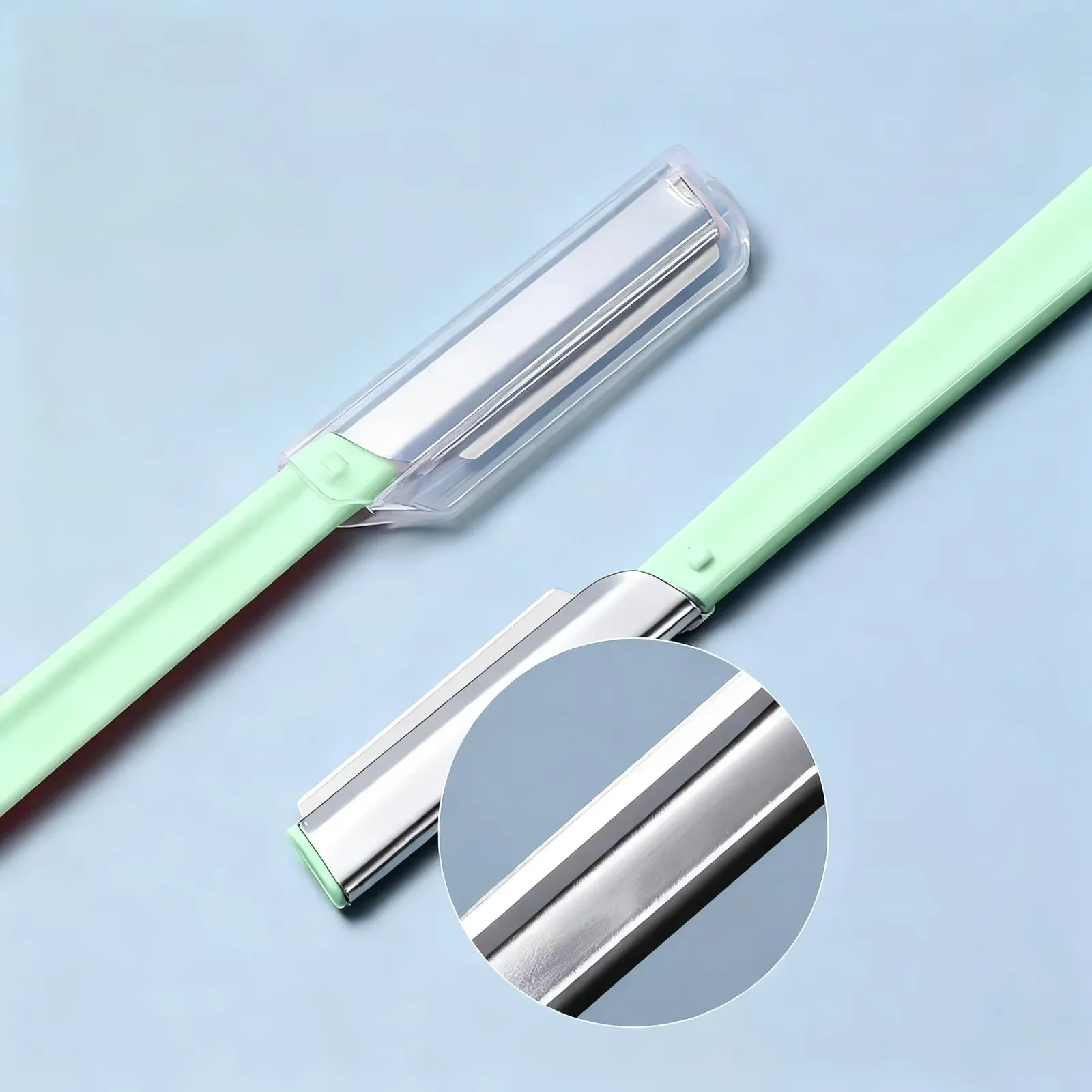 Tondeuse à sourcils en situation d'utilisation