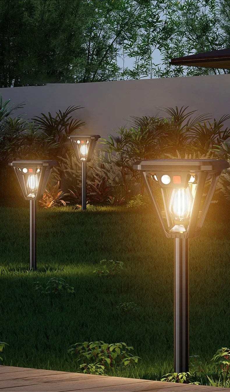 Lampe solaire installée au sol dans un jardin