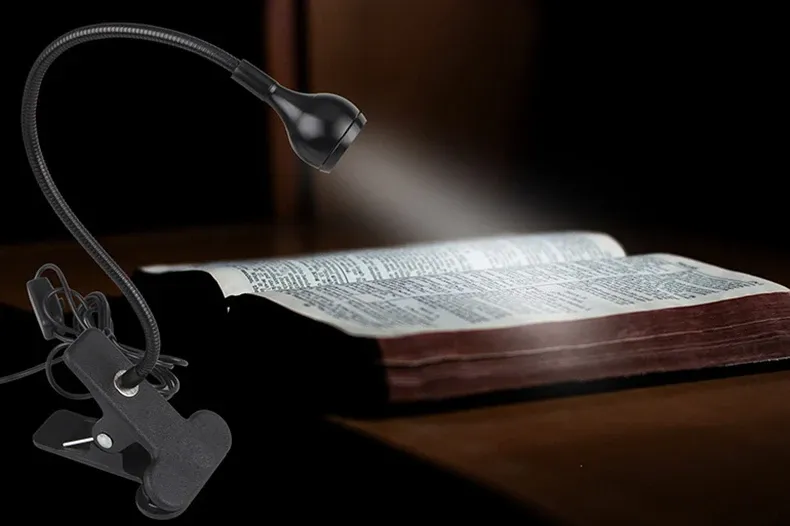 Lampe LED fixée sur un écran d'ordinateur portable