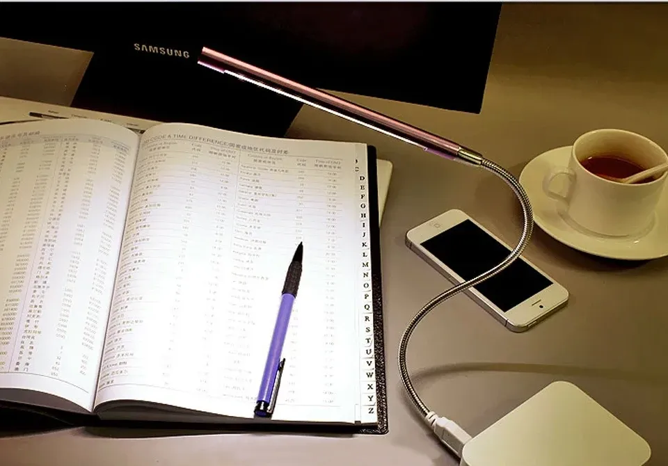 Lampe LED USB à clip en ambiance chaleureuse