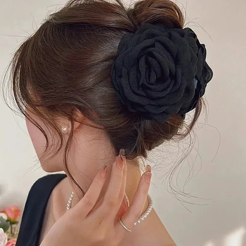 Pince fleur de Rose dans une coiffure