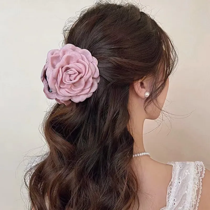 Pince fleur de Rose portée dans les cheveux