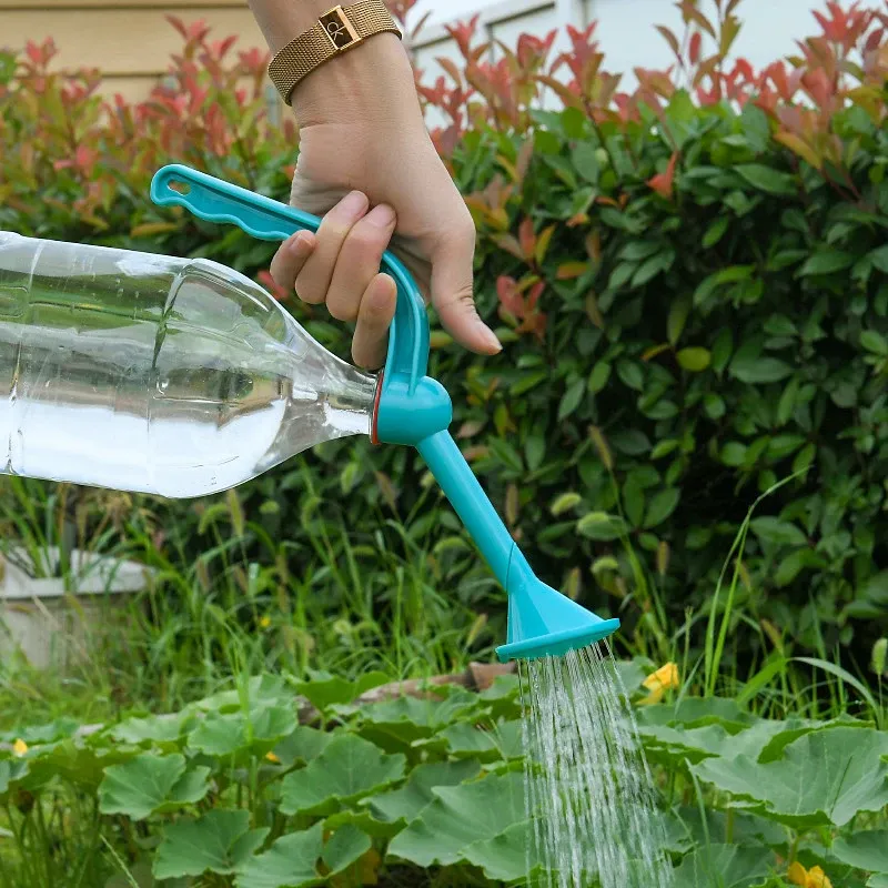 Bouteille pulvérisatrice portable à double usage pour l'arrosage des plantes et des semis 2