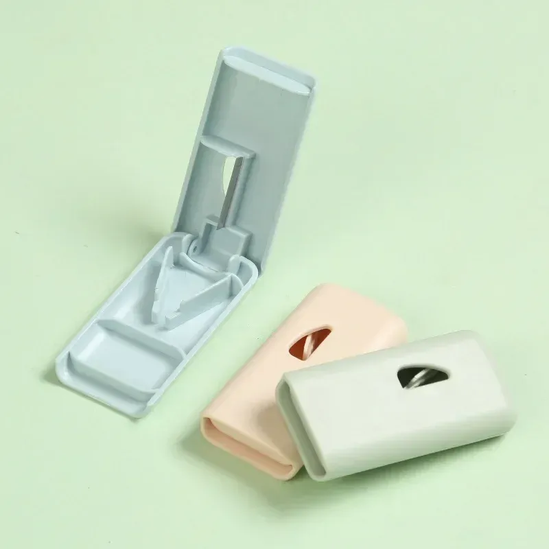 Coupe-comprimés portable multifonction avec protège-lame