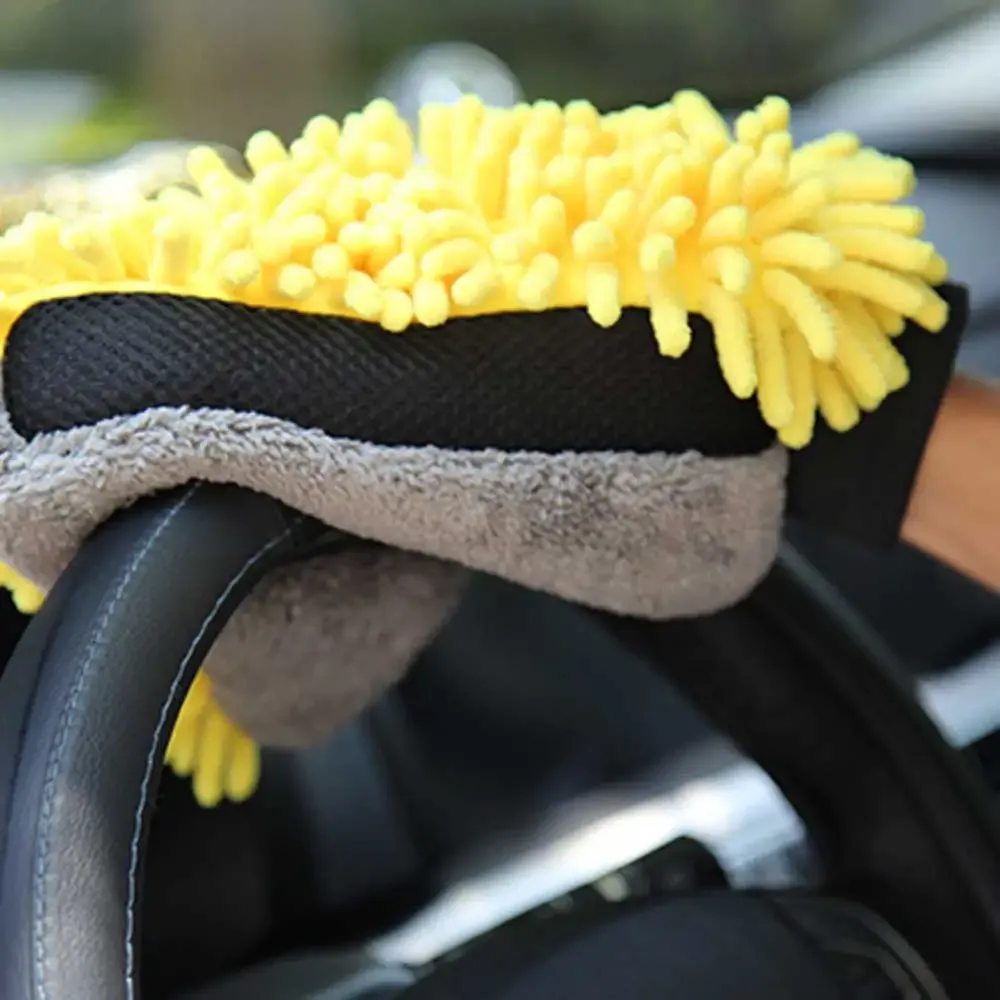 Gant de lavage en situation d'utilisation sur carrosserie
