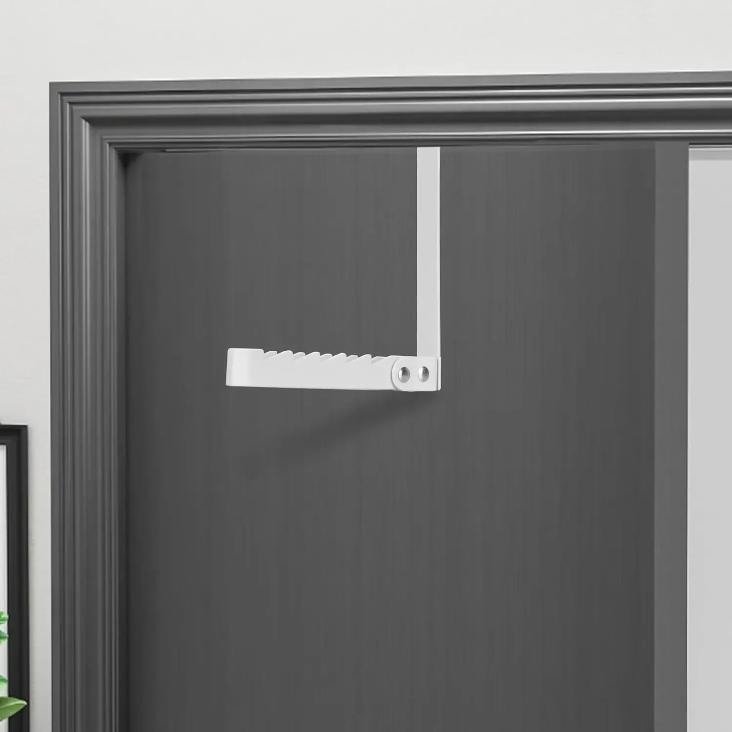 Porte-manteau installé sur une porte