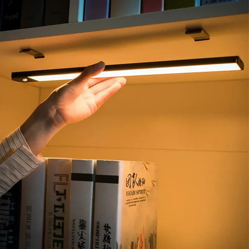 Lampe LED sous-meuble avec détecteur de mouvement, veilleuse rechargeable par USB et fixation magnétique pour chevet, armoire et escalier 6