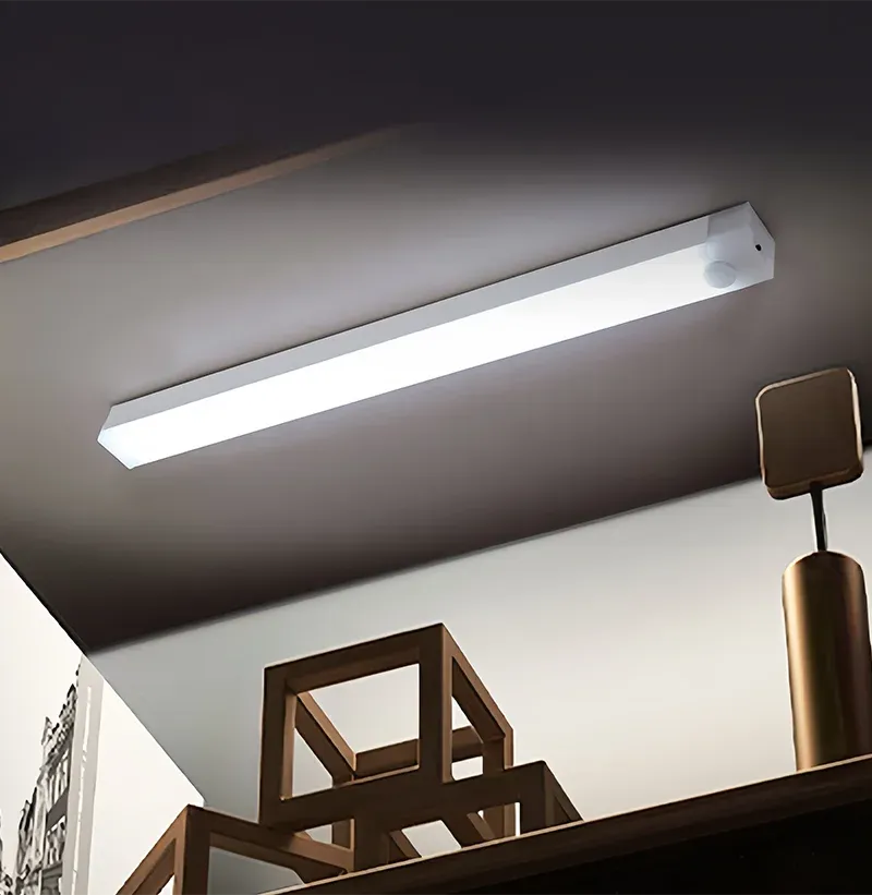 Lampe LED sous-meuble en situation dans une chambre